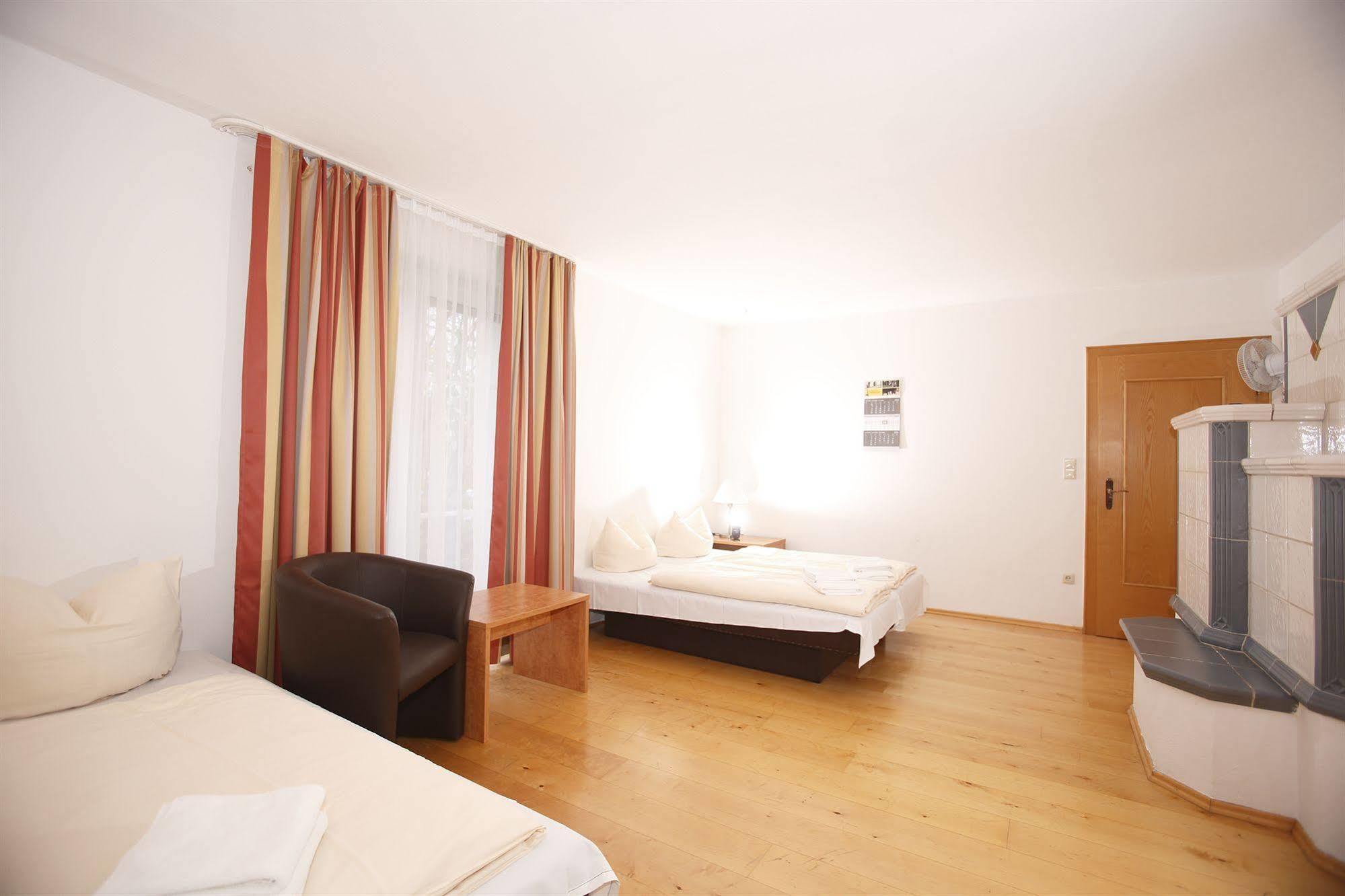 Hotelpension zum Gockl Allershausen Exteriör bild